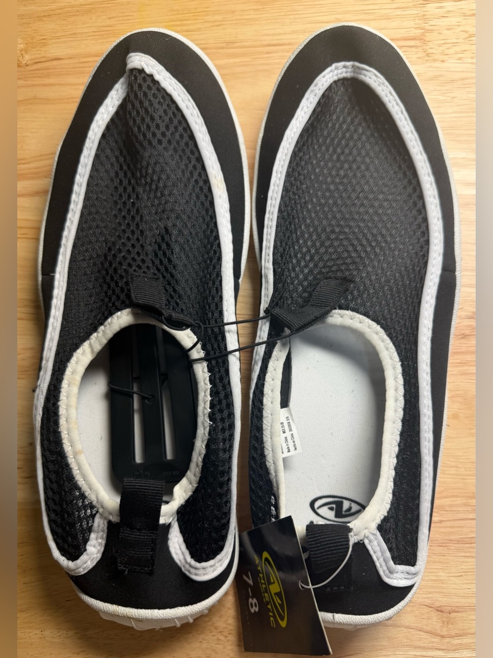 Athletic Works Menโs Black and White Slip-On Water Shoes | Sz 7-8